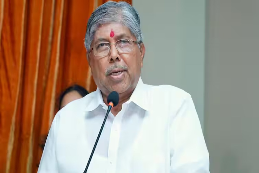 मोफत शिक्षण योजनेत शुल्क घेतल्यास परत करा – चंद्रकांत पाटील 